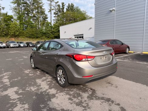 Used 2015 Hyundai Elantra SE w/ Option Group 02 FWD image 5