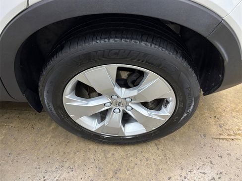 Used 2019 Volvo XC40 T4 Momentum image 31