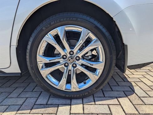 Used 2024 Toyota Sienna Platinum image 21