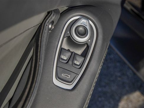 Used 2022 Aston Martin V8 Vantage Coupe image 36