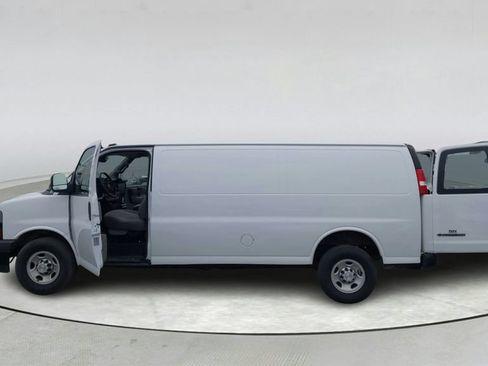 Used 2019 Chevrolet Express 3500 Extended w/ Driver Convenience Package RWD image 11