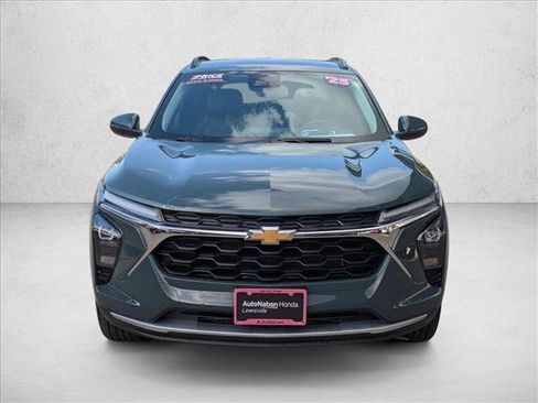 Used 2025 Chevrolet Trax LT FWD image 2