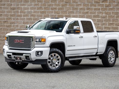 Used 2017 GMC Sierra 2500 Denali w/ Duramax Plus Package AWD/4WD image 3