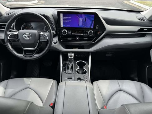 Used 2024 Toyota Highlander XLE FWD image 2