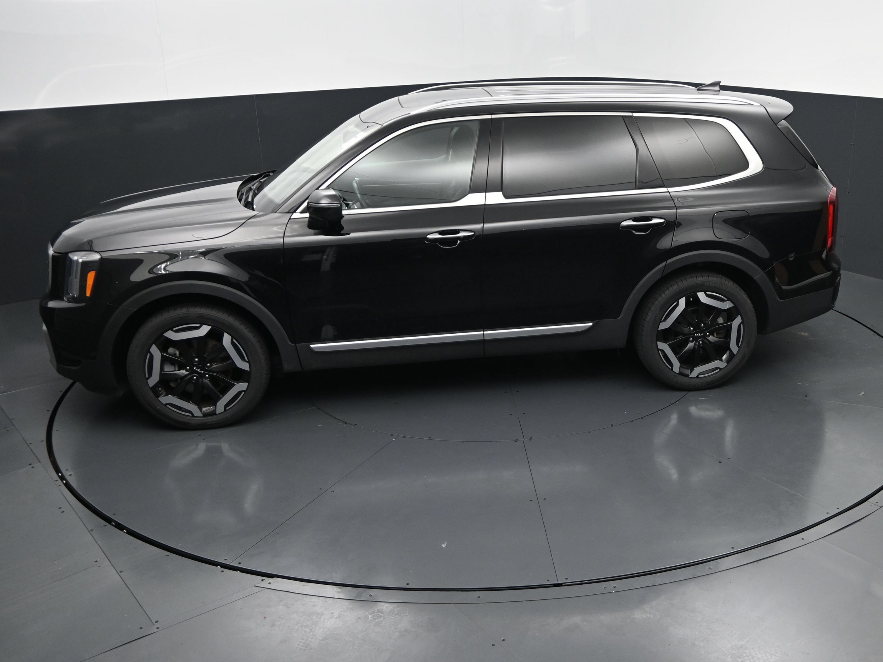 Used 2025 Kia Telluride S FWD image 28