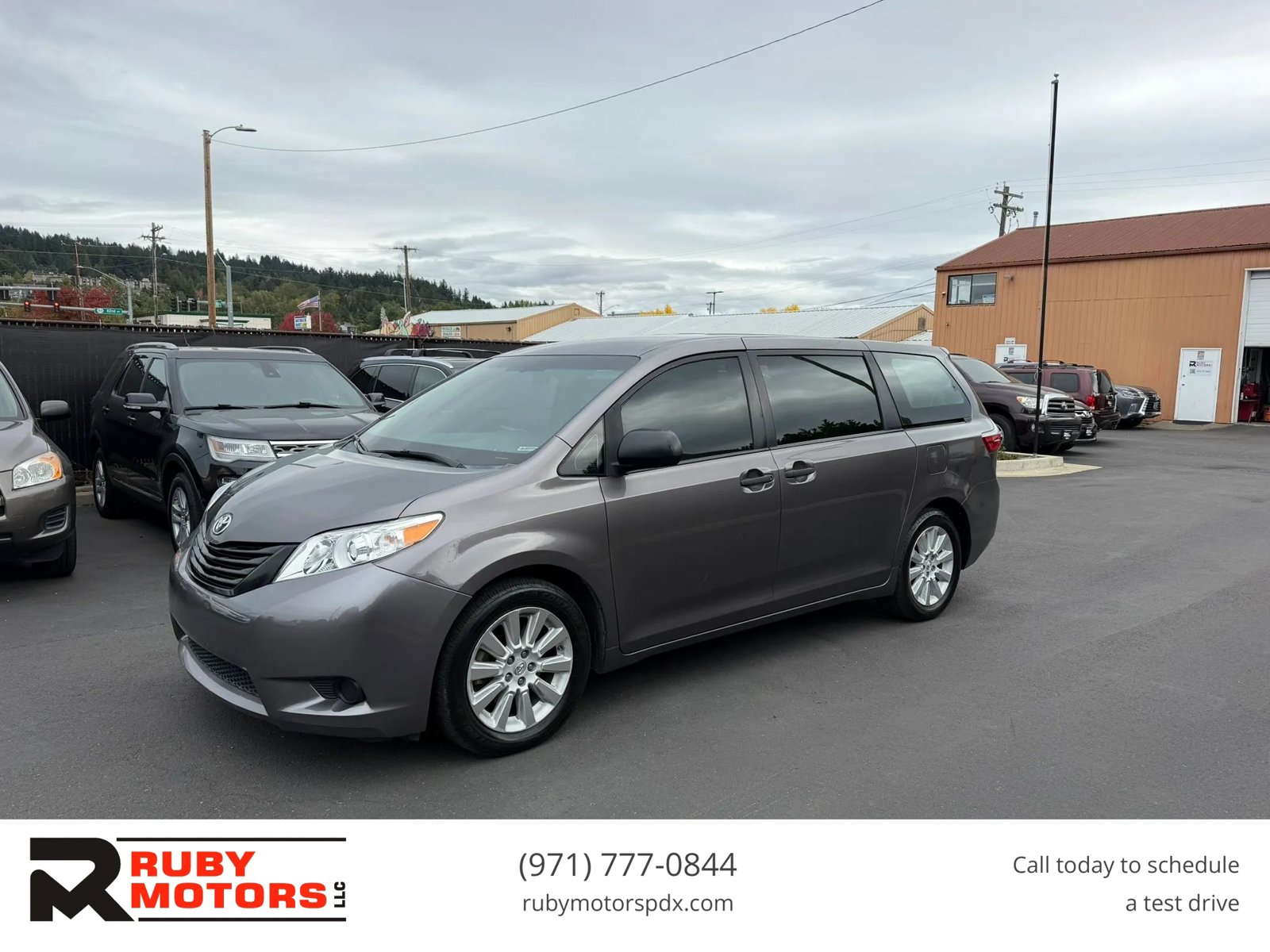 Used 2015 Toyota Sienna L FWD image 1