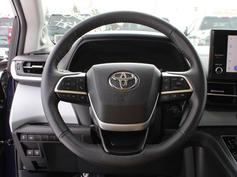 Used 2025 Toyota Sienna XLE image 10