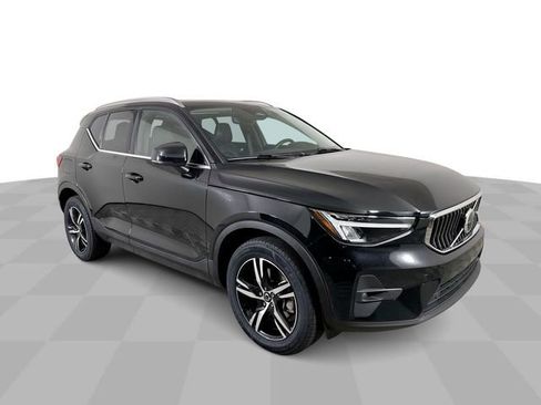 Used 2023 Volvo XC40 B5 Plus AWD/4WD image 2
