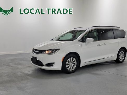 Used 2017 Chrysler Pacifica Touring-L image 4