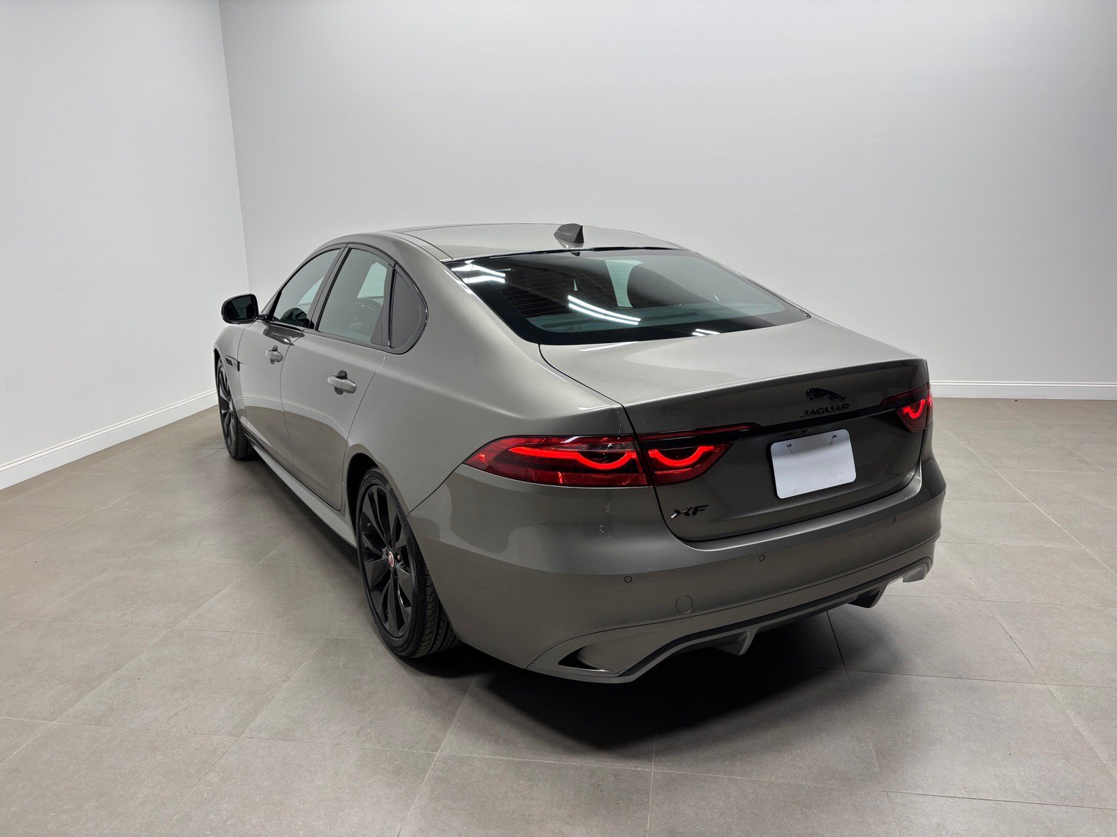 Used 2023 Jaguar XF R-Dynamic SE AWD/4WD image 9