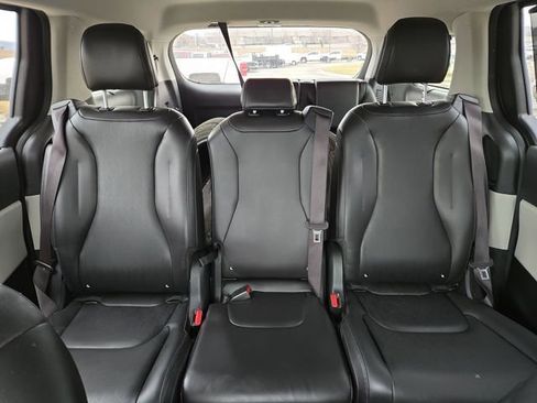 Used 2024 Kia Carnival EX image 29