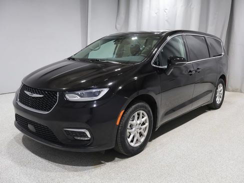 Used 2024 Chrysler Pacifica Touring-L FWD image 5