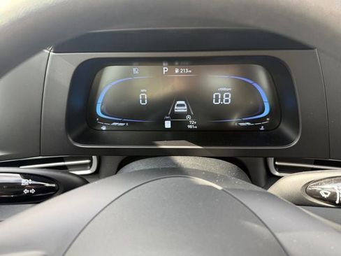 Used 2025 Hyundai Elantra SE image 4