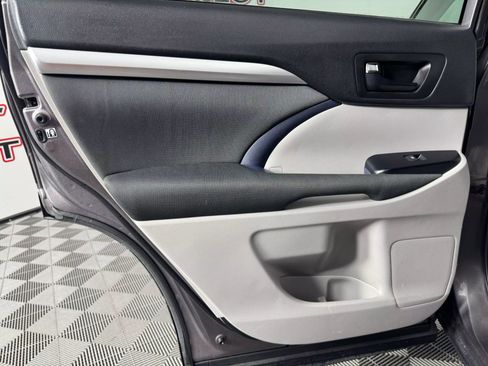 Used 2019 Toyota Highlander AWD V6 image 39