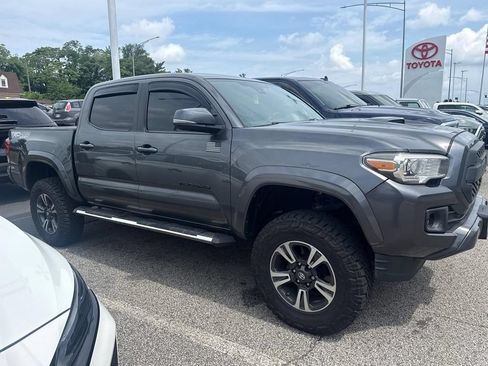 Used 2018 Toyota Tacoma TRD Sport AWD/4WD image 7