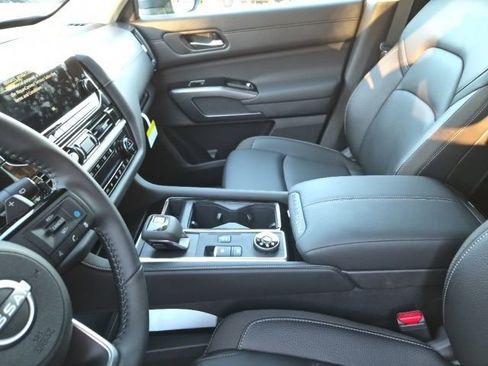 Used 2025 Nissan Pathfinder SL w/ SL Premium Package image 19