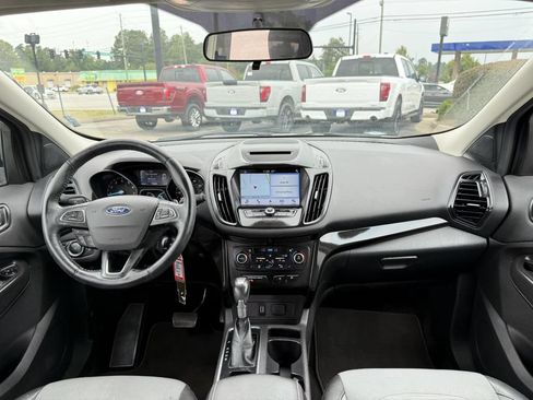 Used 2018 Ford Escape SE w/ SE Sport Appearance Package FWD image 3