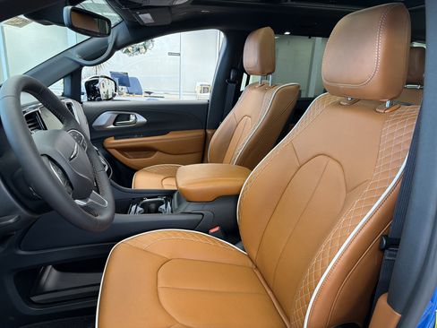 New 2026 Chrysler Pacifica Pinnacle image 10