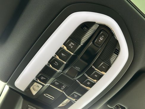 Certified 2025 Porsche Macan image 34