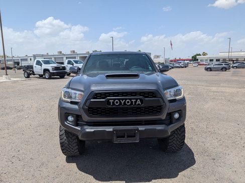 Used 2017 Toyota Tacoma TRD Off-Road w/ Premium & Technology Package AWD/4WD image 2