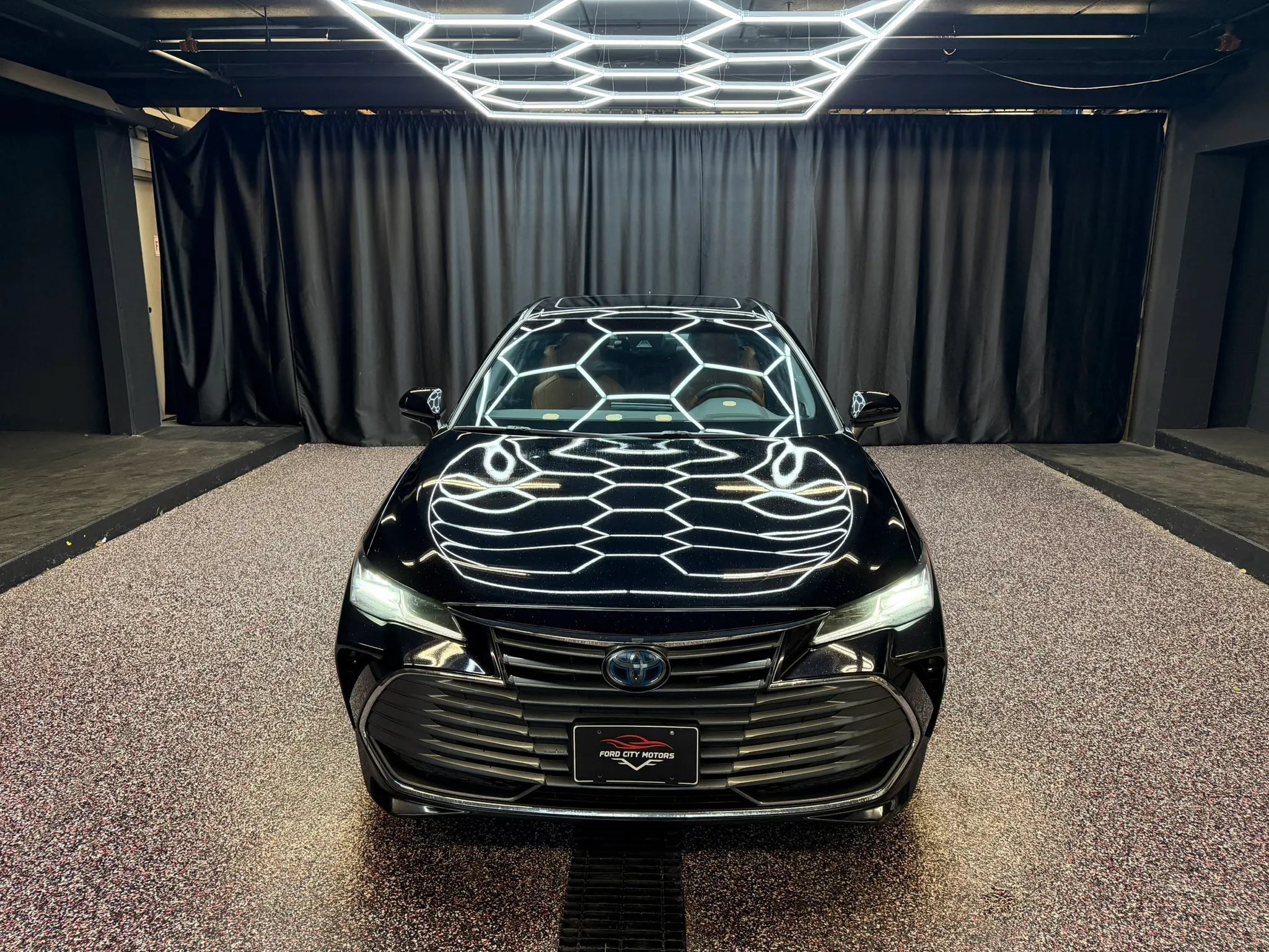 Used 2020 Toyota Avalon Limited w/ All Weather Liner Package FWD image 2