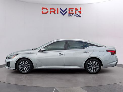 Used 2023 Nissan Altima 2.5 SV FWD image 2