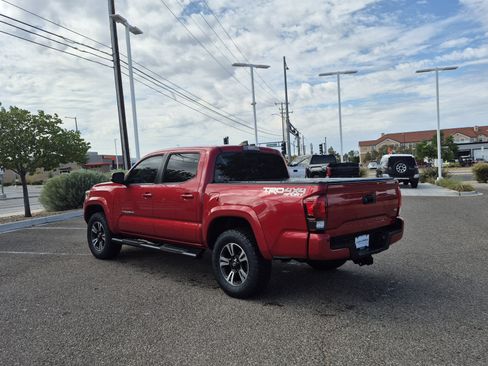 Used 2018 Toyota Tacoma TRD Sport AWD/4WD image 3