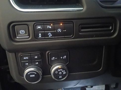 Used 2023 GMC Yukon XL AT4 image 21