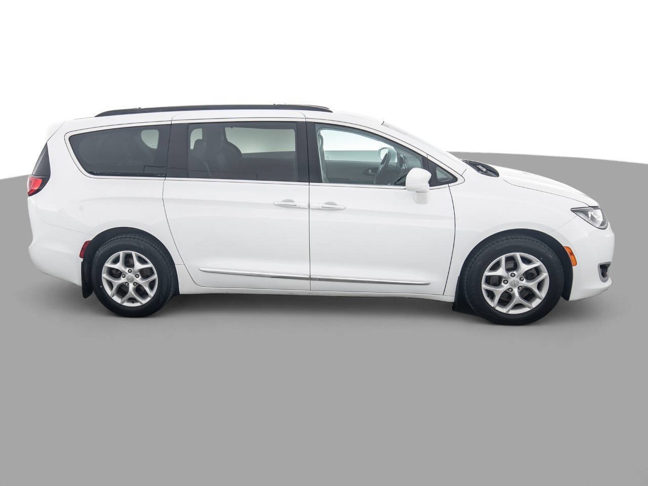 Used 2017 Chrysler Pacifica Touring-L w/ Tire & Wheel Group FWD image 4