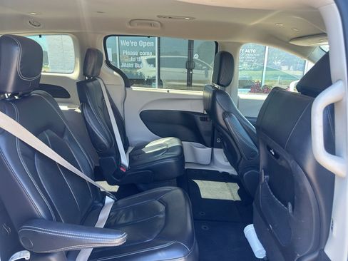 Used 2022 Chrysler Pacifica Touring-L FWD image 13