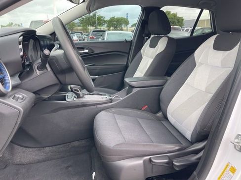 Used 2025 Chevrolet Trax LS w/ LS Convenience Package image 9