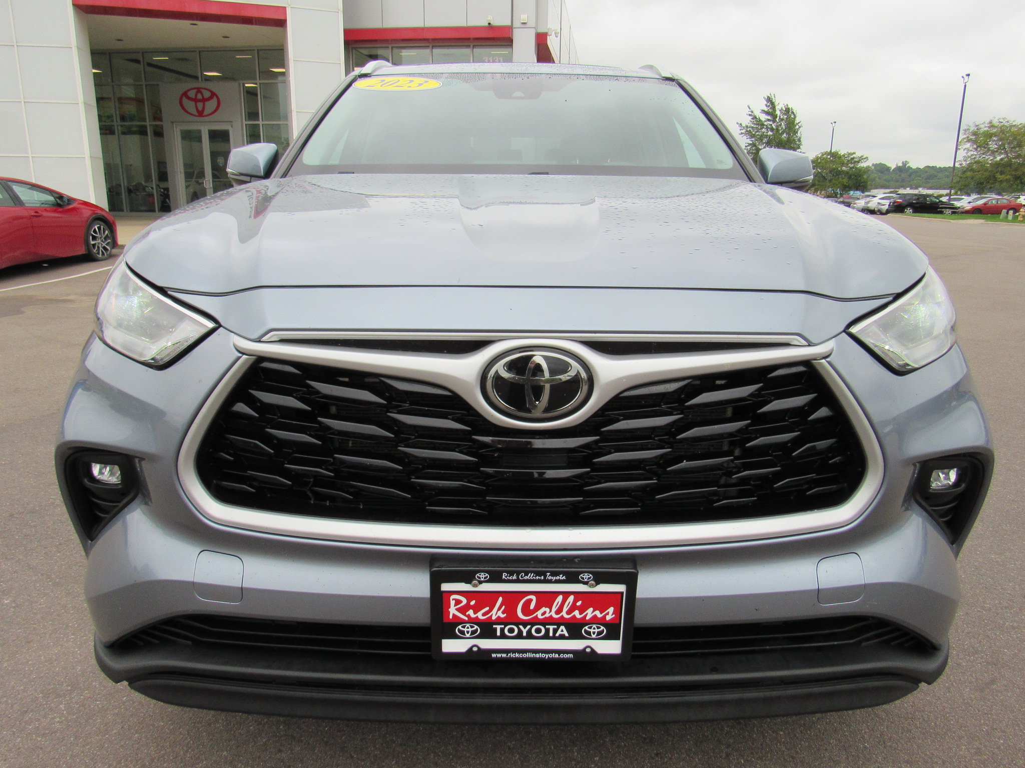 Used 2023 Toyota Highlander XLE AWD/4WD image 3