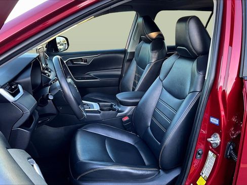 Used 2019 Toyota RAV4 XLE Premium image 25