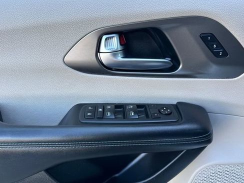 Used 2021 Chrysler Pacifica Touring-L FWD image 11