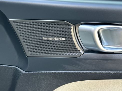 Certified 2025 Volvo XC40 B5 Plus AWD/4WD image 22