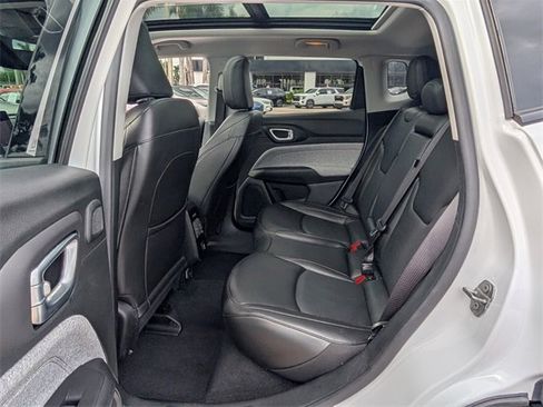 Used 2022 Jeep Compass Latitude w/ Sun and Sound Group image 9