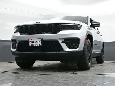 Used 2025 Jeep Grand Cherokee Altitude AWD/4WD image 45
