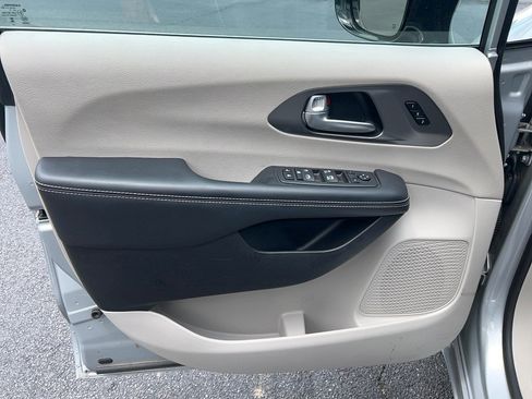 Used 2024 Chrysler Pacifica Touring-L FWD image 11