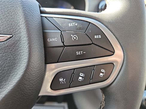 Used 2024 Chrysler Pacifica Touring-L image 26