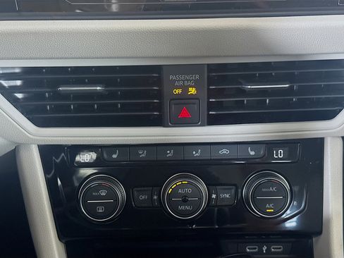 Used 2023 Volkswagen Jetta SE w/ Panoramic Sunroof Package FWD image 23