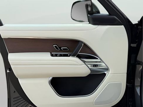New 2025 Land Rover Range Rover SE image 18