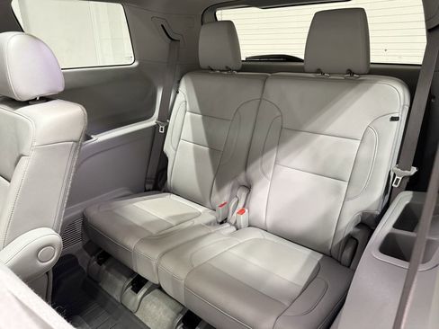 Used 2023 GMC Acadia SLT w/ Technology Package image 22