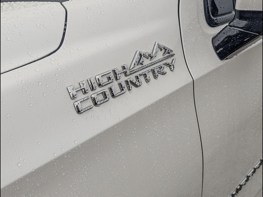 Used 2025 Chevrolet Suburban High Country AWD/4WD image 12