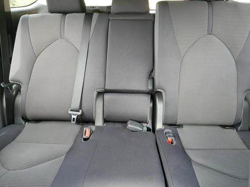 Used 2020 Toyota Highlander LE AWD/4WD image 13