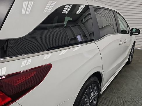 New 2026 Honda Odyssey Touring image 9