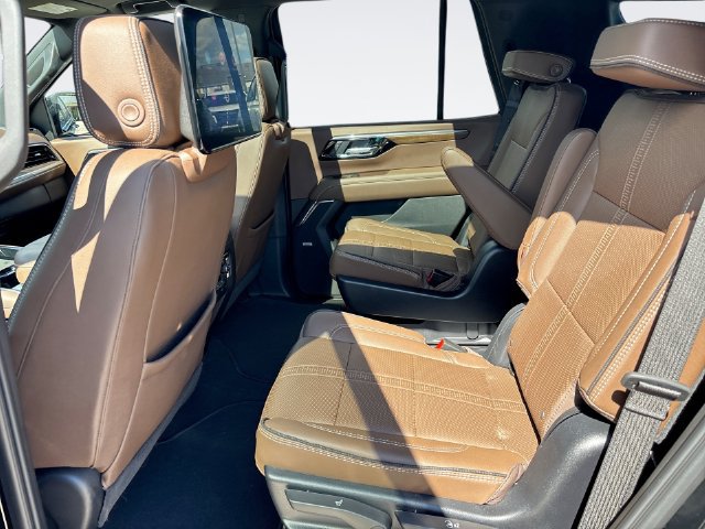 Used 2025 Chevrolet Tahoe High Country AWD/4WD image 23