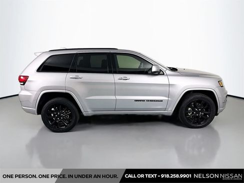 Used 2021 Jeep Grand Cherokee Laredo X AWD/4WD image 4