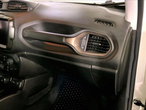 Used 2023 Jeep Renegade Latitude image 16