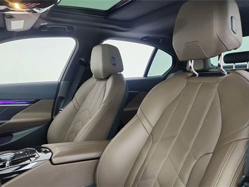 Used 2025 BMW 540i xDrive image 32