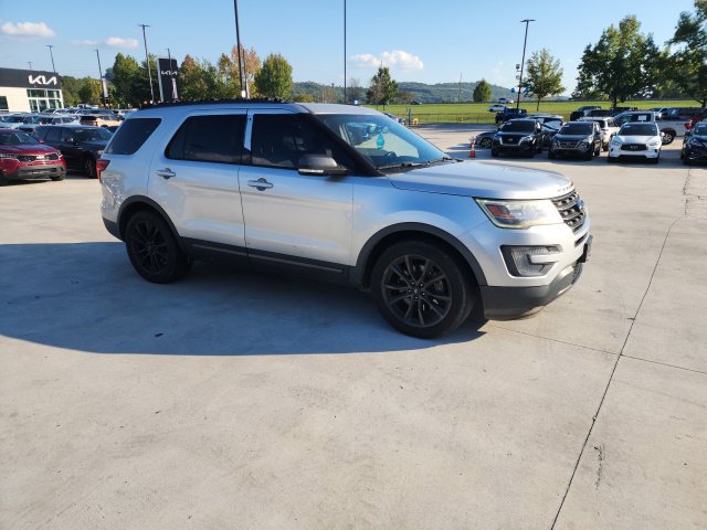 Used 2017 Ford Explorer XLT w/ Equipment Group 202A FWD image 24